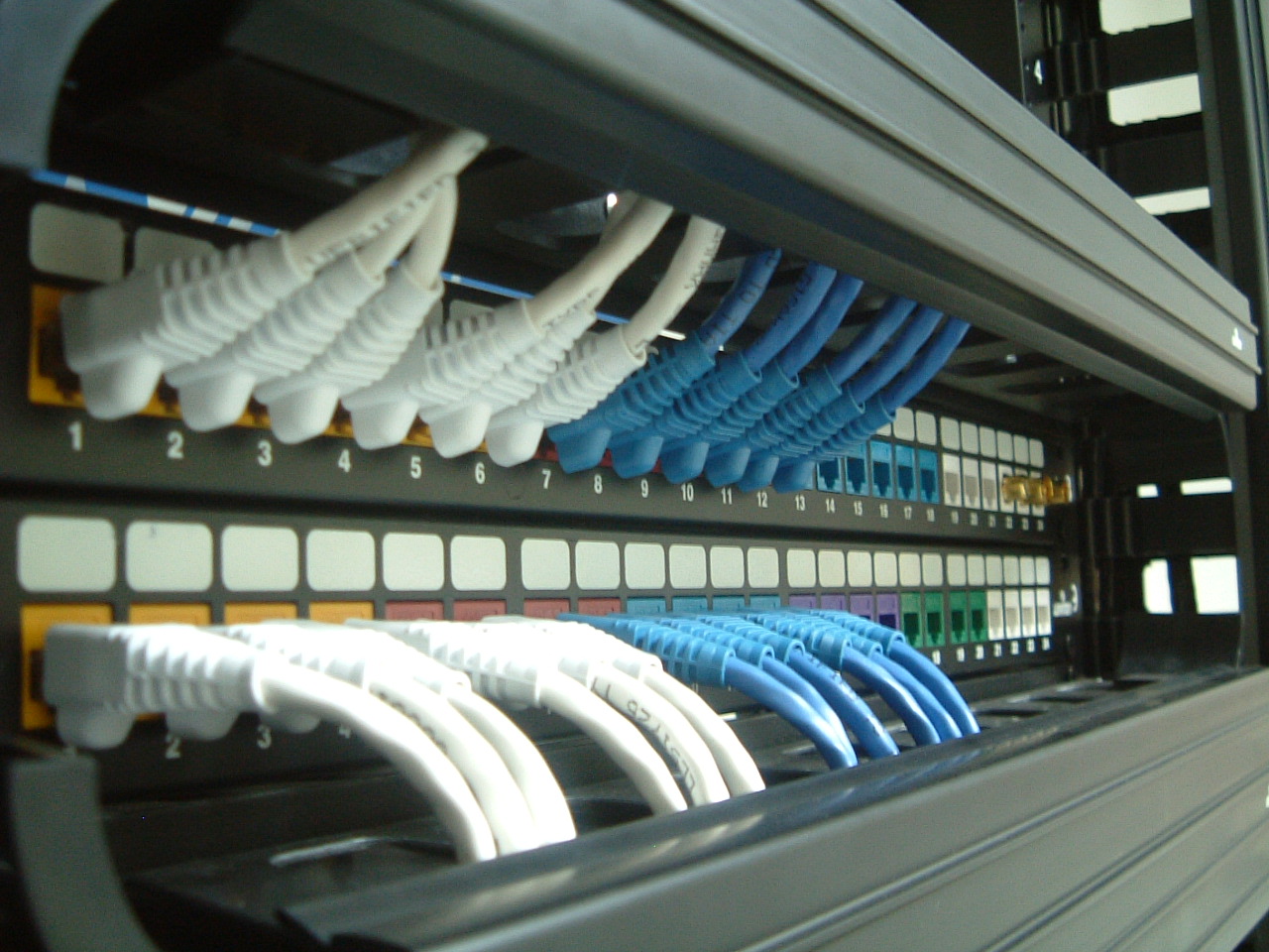 機(jī)房理線與系統(tǒng)集成 構(gòu)建高效可靠的商務(wù)信息與語(yǔ)音通信基礎(chǔ)